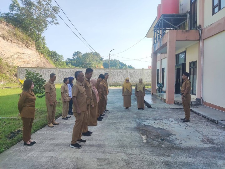 Giat, Senin 29 September 2025 Melaksanakan apel Senin pagi di kelurahan sempaja barat dipimpin oleh Seklur & Melaksanakan Gotong Royong di area Parit kantor kelurahan sempaja barat.