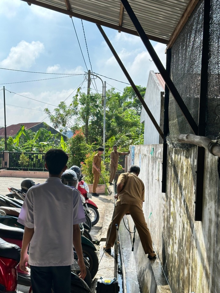 Giat, Senin 29 September 2025 Melaksanakan apel Senin pagi di kelurahan sempaja barat dipimpin oleh Seklur & Melaksanakan Gotong Royong di area Parit kantor kelurahan sempaja barat.