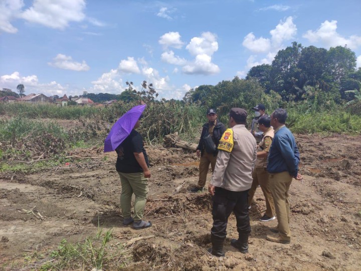 Giat, Senin 29 September 2025 Peninjauan lokasi resistensi air di AW Syahrani RT 02 oleh BPBD Kota dan Tim, Kasi Ekobang, Staf Kelurahan, Pemilik dan Pengurus Lahan.