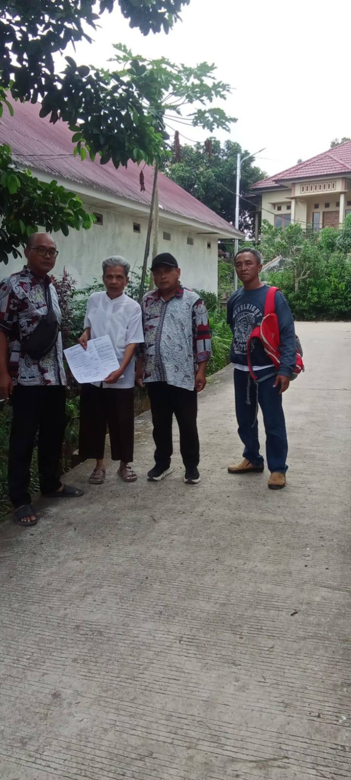 Giat, Kamis 02 Oktober 2025 Peninjauan permohonan surat keterangan kehilangan surat tanah dihadiri Kasi Tapem beserta staf.