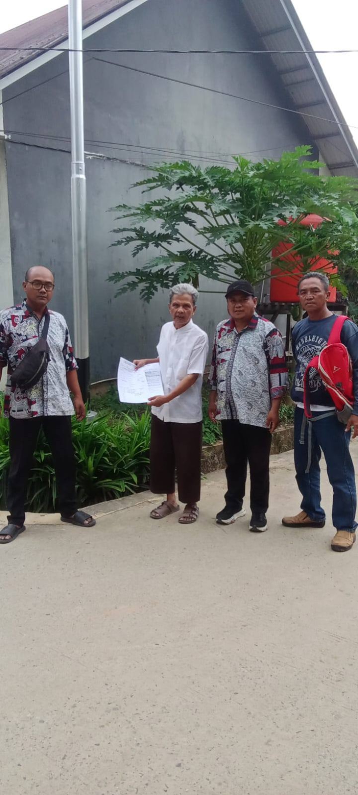 Giat, Kamis 02 Oktober 2025 Peninjauan permohonan surat keterangan kehilangan surat tanah dihadiri Kasi Tapem beserta staf.