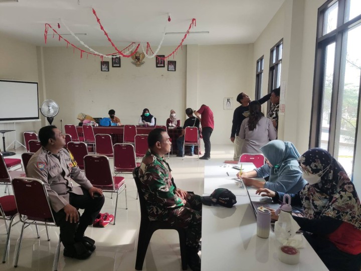Giat, Jum'at 03 Oktober 2025 Melaksanakan Pemeriksaan Cek Kesehatan Gratis (CKG) dari Puskesmas Sempaja Kepada seluruh Staf Kelurahan Sempaja Barat, Babinsa, Bhabinkamtibmas dan seluruh Ketua RT se-kelurahan sempaja barat di Aula Kantor Kelurahan Sempaja Barat.
