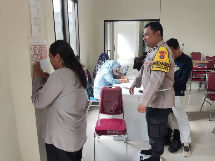 Giat, Jum'at 03 Oktober 2025 Melaksanakan Pemeriksaan Cek Kesehatan Gratis (CKG) dari Puskesmas Sempaja Kepada seluruh Staf Kelurahan Sempaja Barat, Babinsa, Bhabinkamtibmas dan seluruh Ketua RT se-kelurahan sempaja barat di Aula Kantor Kelurahan Sempaja Barat.
