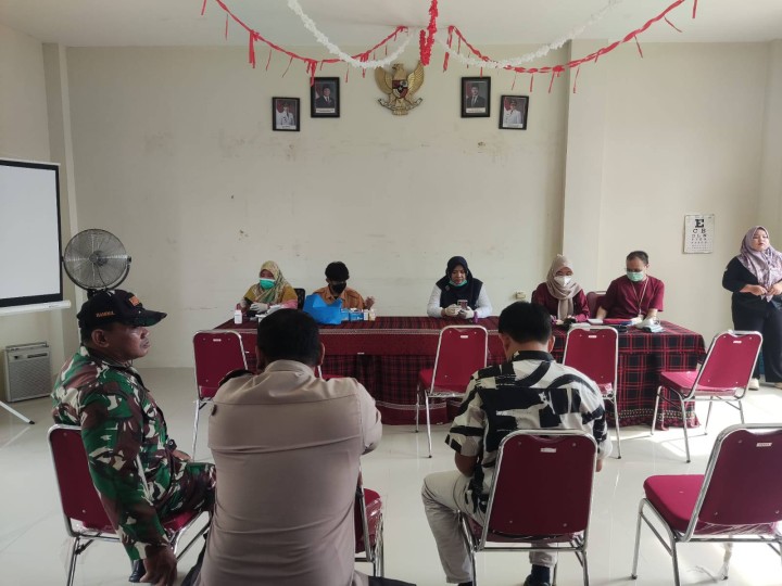 Giat, Jum'at 03 Oktober 2025 Melaksanakan Pemeriksaan Cek Kesehatan Gratis (CKG) dari Puskesmas Sempaja Kepada seluruh Staf Kelurahan Sempaja Barat, Babinsa, Bhabinkamtibmas dan seluruh Ketua RT se-kelurahan sempaja barat di Aula Kantor Kelurahan Sempaja Barat.
