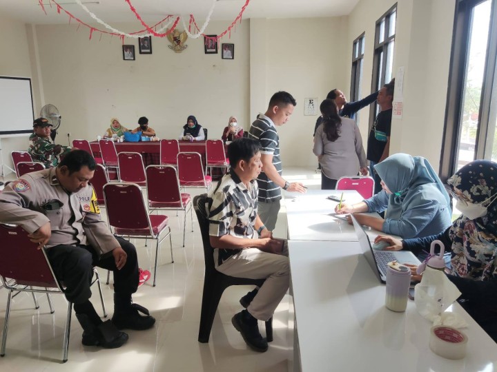 Giat, Jum'at 03 Oktober 2025 Melaksanakan Pemeriksaan Cek Kesehatan Gratis (CKG) dari Puskesmas Sempaja Kepada seluruh Staf Kelurahan Sempaja Barat, Babinsa, Bhabinkamtibmas dan seluruh Ketua RT se-kelurahan sempaja barat di Aula Kantor Kelurahan Sempaja Barat.