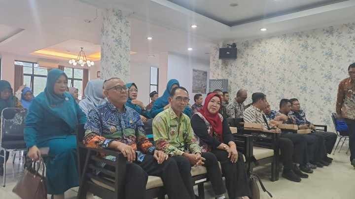 Giat, Jum'at 03 Oktober 2025 Menghadiri Pisah Sambut dan Serah Terima Jabatan Pejabat Struktural dan Ketua TP PKK di lingkungan Kecamatan Samarinda Utara di Aula Kantor Kecamatan Samarinda Utara dihadiri Lurah dan Ketua TP PKK Kelurahan.