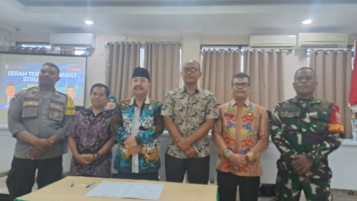 Giat, Jum'at 03 Oktober 2025 Menghadiri Pisah Sambut dan Serah Terima Jabatan Pejabat Struktural dan Ketua TP PKK di lingkungan Kecamatan Samarinda Utara di Aula Kantor Kecamatan Samarinda Utara dihadiri Lurah dan Ketua TP PKK Kelurahan.