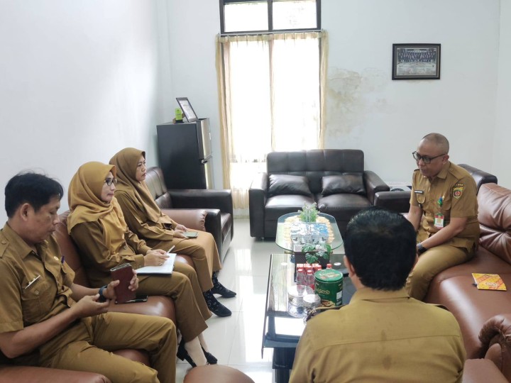 Giat, Senin 06 Oktober 2025 Kedatangan Kepala Satpol PP Kota Samarinda memberikan Rompi untuk anggota Satlinmas Kelurahan diterima oleh Kasi Tapem.