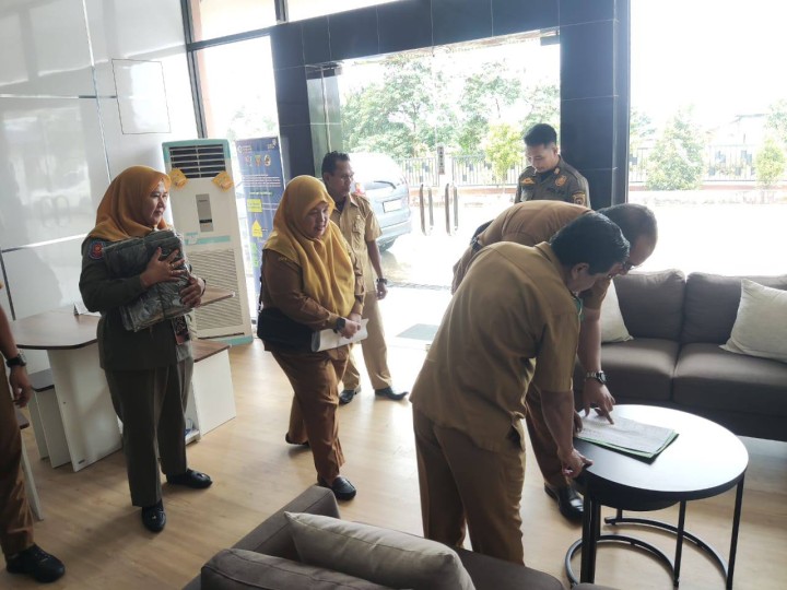 Giat, Senin 06 Oktober 2025 Kedatangan Kepala Satpol PP Kota Samarinda memberikan Rompi untuk anggota Satlinmas Kelurahan diterima oleh Kasi Tapem.