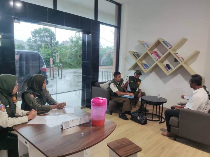 Giat, Rabu 22 Oktober 2025 ‎ ‎1. Menghadiri Rapat Pembahasan Kamus Usulan Aspirasi (Masyarakat dan DPRD) dan Hibah/Bansos RKPD Kota Samarinda Tahun 2027 di Arutala Kantor Bapperida Kota Samarinda dihadiri Staf Kasi Ekbang. ‎2. Mendapatkan kunjungan dari Satpol PP Kota Samarinda serah terima Jas Hujan Hibah untuk Satgas Satlinmas diterima oleh Staf Tapem.