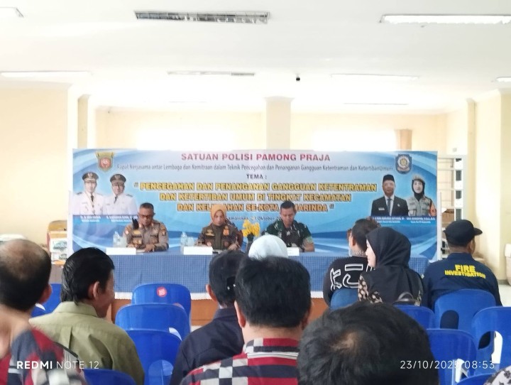 Giat pagi, Kamis 23 Oktober 2025 1. Menghadiri Rapat Koordinasi mengenai Pencegahan dan Penanganan Gangguan Ketentraman dan Ketertiban Umum di Tingkat Kecamatan dan Kelurahan se-kota Samarinda di Aula Utama Lt 3 Kantor Satpol-PP Kota Samarinda dihadiri Kasi Tapem beserta staf. 2. Menghadiri Rapat Sosialisasi Percepatan Peremajaan Data Kepegawaian pada SIASN BKN di Ruang Assessment Center BKPSDM Kota Samarinda dihadiri Staf.