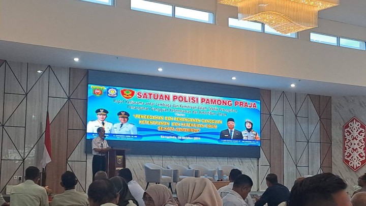 Giat, Rabu 29 Oktober 2025 ‎ ‎1. Menghadiri Rapat Koordinasi Pencegahan dan Penanganan Gangguan Ketentraman dan Ketertiban Umum Kota Samarinda di Kantor Bapperida Kota Samarinda dihadiri Lurah. ‎2. Mengikuti Zoom Meeting tentang Mutasi Harus Imut " Transformasi Mutasi ASN di Era Digital diikuti oleh seluruh staf ASN kelurahan sempaja barat. ‎3. Menghadiri Rapat Sosialisasi SILAYAR Tahun 2025 di Aula Kantor Kecamatan Samarinda Utara dihadiri Staf.