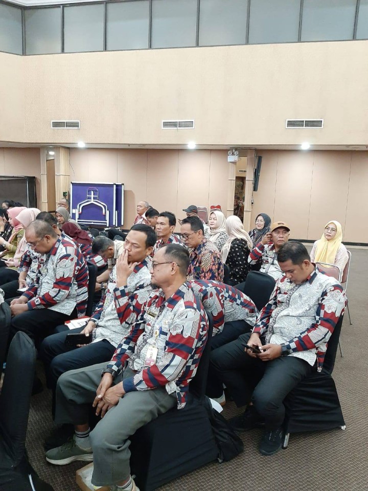 Giat, Kamis 30 Oktober 2025 ‎ ‎Menghadiri Rapat Verifikasi Peserta Pekerja Rentan dan Pemberian Santunan Pekerja Rentan di Ruang Rapat Bankaltimtara Lt 6 dihadiri Kasi Kesra.