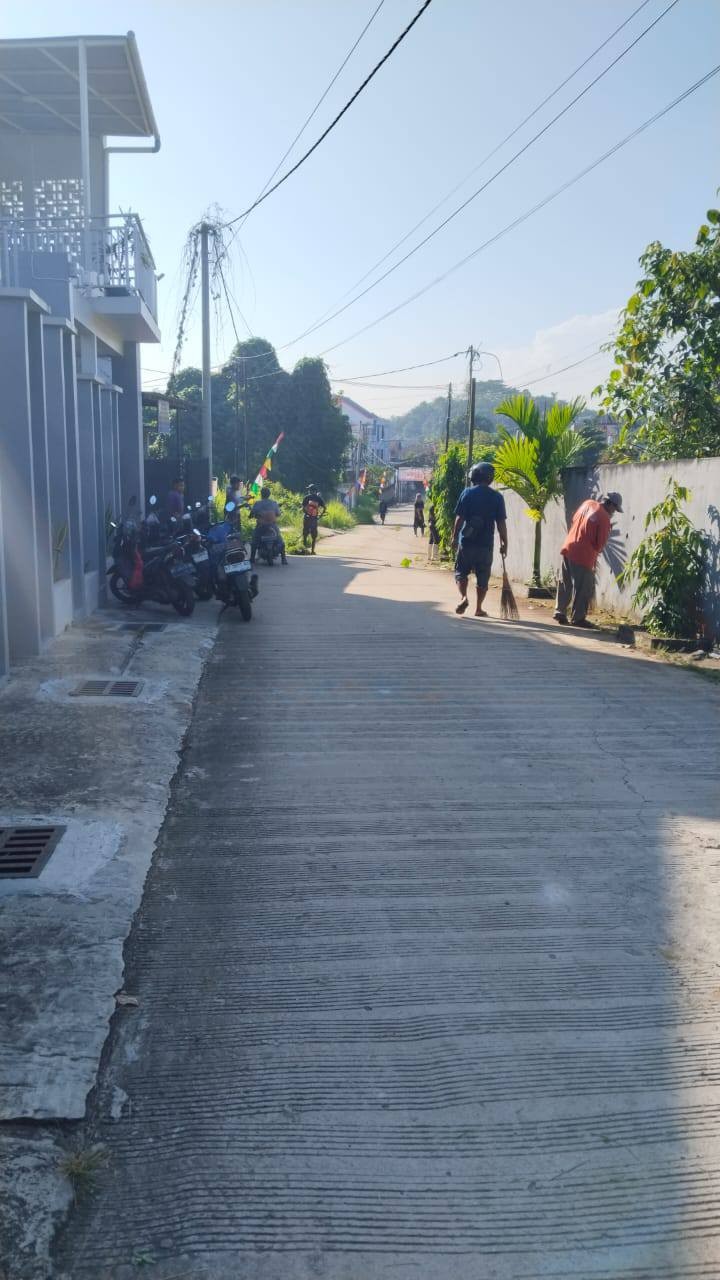 Giat, Minggu 18 Januari 2026 Monitoring lapangan dan Melaksanakan kerja bakti rutin dilingkungan RT di wilayah Kelurahan Sempaja Barat dihadiri Sekretaris Lurah, Kasi Ekbang, Kasi Kesra, Kasi Tapem beserta staf Ketua RT dan seluruh warga. Kerja Bakti dilaksanakan pada wilayah sebagai berikut : 1. Jl AW Syahrani GG 4 Blok JB RT 09. 2. Jl AW Syahrani GG Walet RT 02 3. Jl. KH Wahid Hasyim GG Salomo RT 03 4. Jl. KH Wahid Hasyim Perum Pinang Mas RT 06  5. Jl KH Wahid Hasyim Perum Kayu Manis RT 07 pada Kelurahan Sempaja Barat terimakasih atas perhatiannya diucapkan terima kasih. ‎