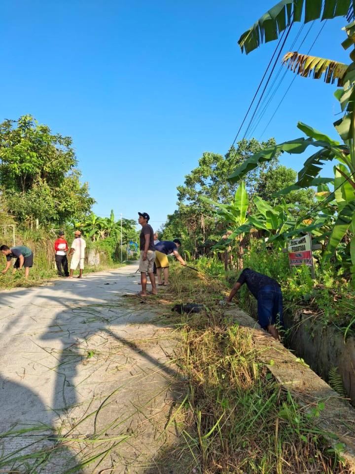 Giat, Minggu 18 Januari 2026 Monitoring lapangan dan Melaksanakan kerja bakti rutin dilingkungan RT di wilayah Kelurahan Sempaja Barat dihadiri Sekretaris Lurah, Kasi Ekbang, Kasi Kesra, Kasi Tapem beserta staf Ketua RT dan seluruh warga. Kerja Bakti dilaksanakan pada wilayah sebagai berikut : 1. Jl AW Syahrani GG 4 Blok JB RT 09. 2. Jl AW Syahrani GG Walet RT 02 3. Jl. KH Wahid Hasyim GG Salomo RT 03 4. Jl. KH Wahid Hasyim Perum Pinang Mas RT 06  5. Jl KH Wahid Hasyim Perum Kayu Manis RT 07 pada Kelurahan Sempaja Barat terimakasih atas perhatiannya diucapkan terima kasih. ‎
