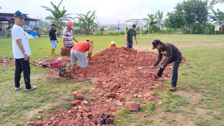 Giat, Minggu 13 April 2026 ‎Melaksanakan kerja bakti rutin dilingkungan RT  1. Jl. KH Wahid Hasyim Perum TVRI Graha Asri RT 05  2. Jl. KH Wahid Hasyim Perum Pinang Mas RT 06   3. Jl. KH Wahid Hasyim Perum Kayu Manis RT 08  pada Kelurahan Sempaja Barat dihadiri Kasi Ekbang dan Staf, Ketua RT dan seluruh warga terimakasih atas perhatiannya diucapkan terima kasih.