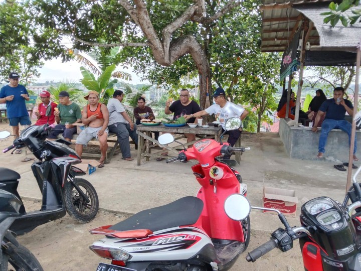 Giat, Minggu 13 April 2026 ‎Melaksanakan kerja bakti rutin dilingkungan RT  1. Jl. KH Wahid Hasyim Perum TVRI Graha Asri RT 05  2. Jl. KH Wahid Hasyim Perum Pinang Mas RT 06   3. Jl. KH Wahid Hasyim Perum Kayu Manis RT 08  pada Kelurahan Sempaja Barat dihadiri Kasi Ekbang dan Staf, Ketua RT dan seluruh warga terimakasih atas perhatiannya diucapkan terima kasih.