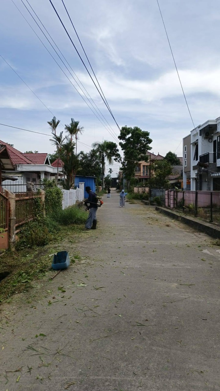 Giat, Minggu 13 April 2026 ‎Melaksanakan kerja bakti rutin dilingkungan RT  1. Jl. KH Wahid Hasyim Perum TVRI Graha Asri RT 05  2. Jl. KH Wahid Hasyim Perum Pinang Mas RT 06   3. Jl. KH Wahid Hasyim Perum Kayu Manis RT 08  pada Kelurahan Sempaja Barat dihadiri Kasi Ekbang dan Staf, Ketua RT dan seluruh warga terimakasih atas perhatiannya diucapkan terima kasih.