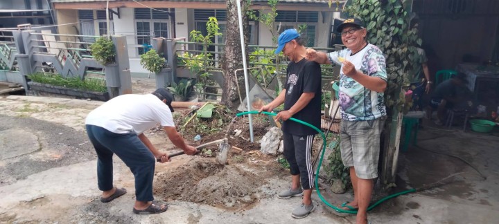 Giat, Minggu 13 April 2026 ‎Melaksanakan kerja bakti rutin dilingkungan RT  1. Jl. KH Wahid Hasyim Perum TVRI Graha Asri RT 05  2. Jl. KH Wahid Hasyim Perum Pinang Mas RT 06   3. Jl. KH Wahid Hasyim Perum Kayu Manis RT 08  pada Kelurahan Sempaja Barat dihadiri Kasi Ekbang dan Staf, Ketua RT dan seluruh warga terimakasih atas perhatiannya diucapkan terima kasih.