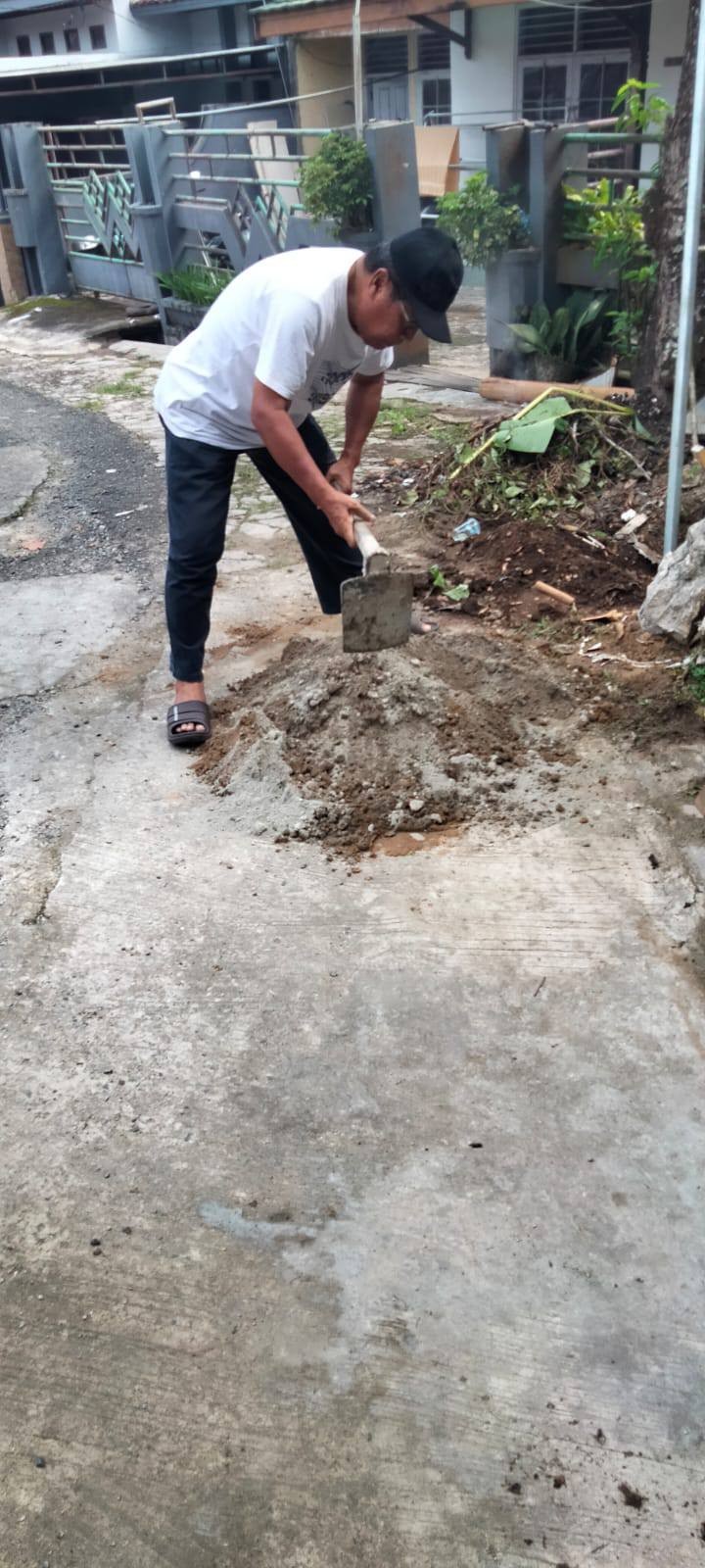 Giat, Minggu 13 April 2026 ‎Melaksanakan kerja bakti rutin dilingkungan RT  1. Jl. KH Wahid Hasyim Perum TVRI Graha Asri RT 05  2. Jl. KH Wahid Hasyim Perum Pinang Mas RT 06   3. Jl. KH Wahid Hasyim Perum Kayu Manis RT 08  pada Kelurahan Sempaja Barat dihadiri Kasi Ekbang dan Staf, Ketua RT dan seluruh warga terimakasih atas perhatiannya diucapkan terima kasih.