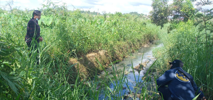 kondisi saluran akibat luapan sampah di TPS Pramuka
