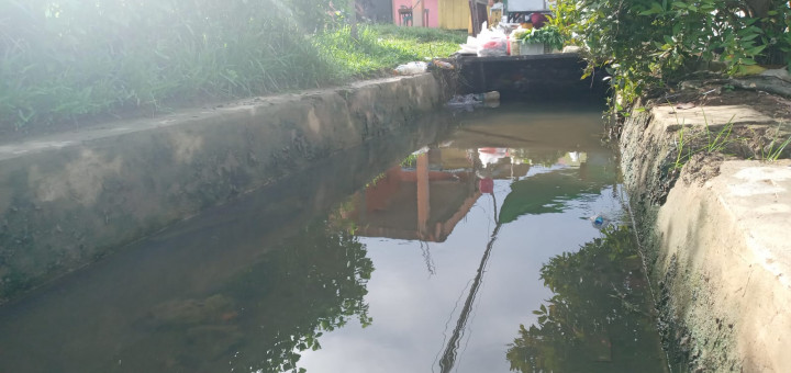 kondisi saluran akibat luapan sampah di TPS Pramuka