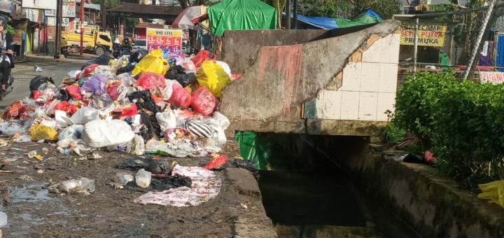 kondisi saluran akibat luapan sampah di TPS Pramuka
