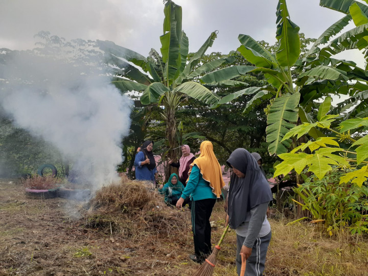 Kerja Bhakti TP PKK Kelurahan Sempaja Selatan pembuatan Kebun TOGA dan Pembersihan Sekretariat PKK