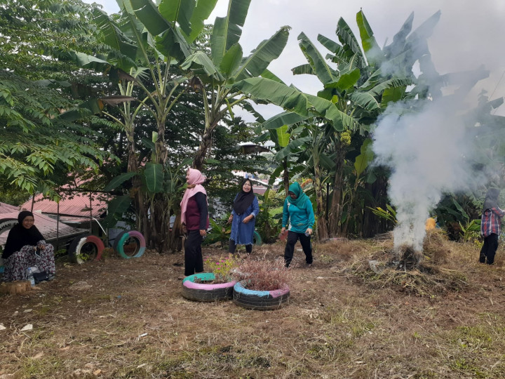 Kerja Bhakti TP PKK Kelurahan Sempaja Selatan pembuatan Kebun TOGA dan Pembersihan Sekretariat PKK