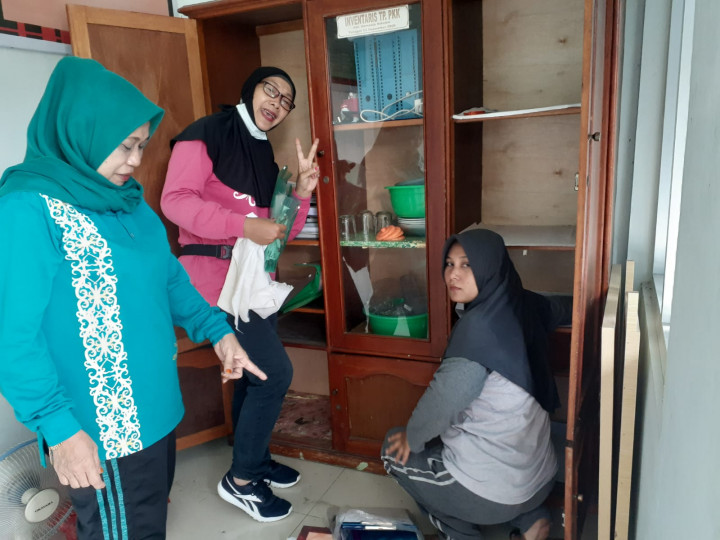 Kerja Bhakti TP PKK Kelurahan Sempaja Selatan pembuatan Kebun TOGA dan Pembersihan Sekretariat PKK
