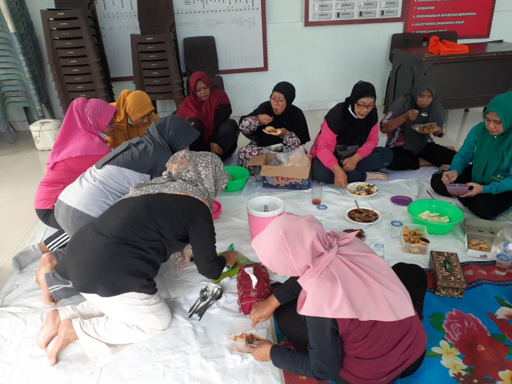 Kerja Bhakti TP PKK Kelurahan Sempaja Selatan pembuatan Kebun TOGA dan Pembersihan Sekretariat PKK