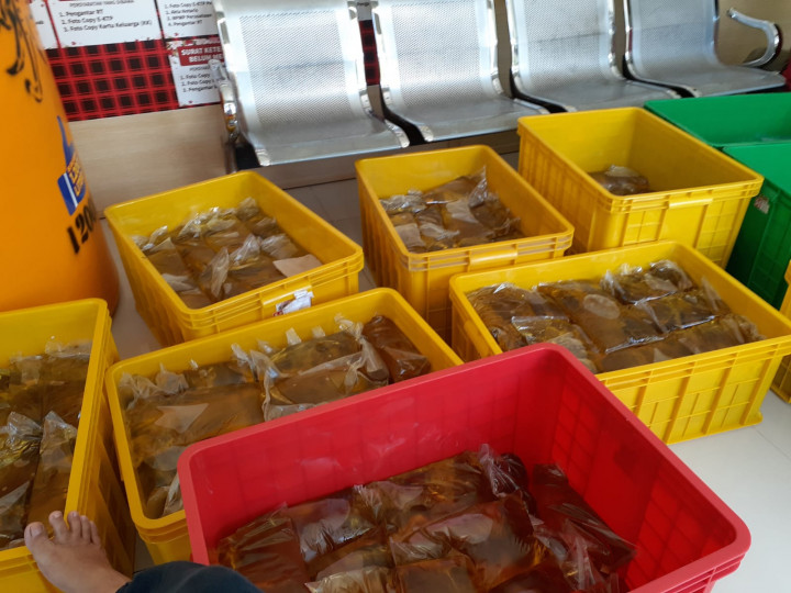 Pendistribusian Minyak goreng curah kepada Masyarakat melalui Kelurahan Sempaja Selatan.