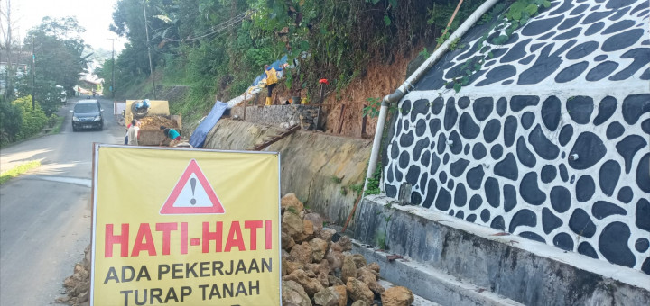 Pelaksanaan Proyek Pernurapan di Lokasi RT.18 dan Pengecoran jalan di RT.26