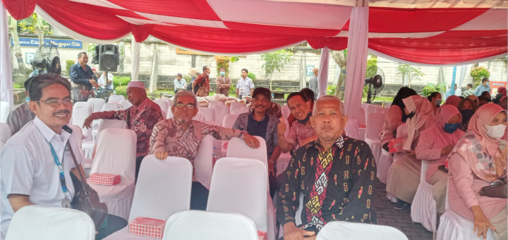 Kegiatan pro bebaya TA 2022 dan penyerahan Paket Sembako serta peralatan sekolah oleh bapak Walikota H. Andi Harun