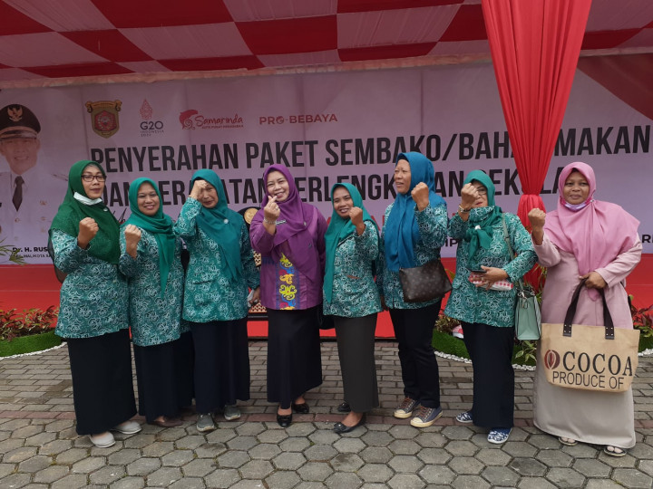 Kegiatan pro bebaya TA 2022 dan penyerahan Paket Sembako serta peralatan sekolah oleh bapak Walikota H. Andi Harun