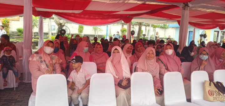 Kegiatan pro bebaya TA 2022 dan penyerahan Paket Sembako serta peralatan sekolah oleh bapak Walikota H. Andi Harun