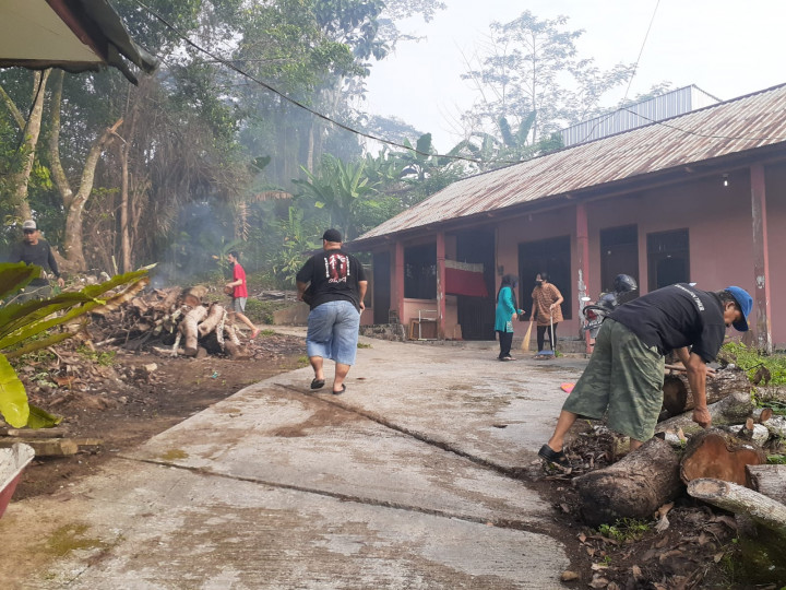gotong royong di RT 18-21 menyambut HUT Kota Samarinda Ke 63 dan Samarinda ke 355
