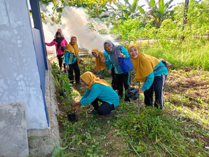 Gotong Royong Dasa Wisma RT 26 Bersama PKK dan Posyandu