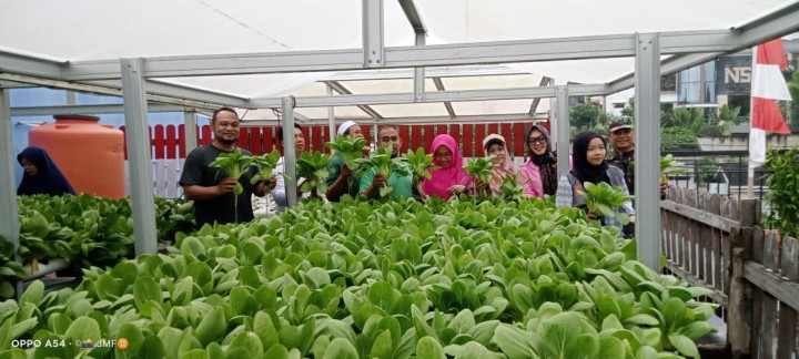 Penilaian Probebaya Award 2024 oleh Tim Penilai Kecamatan Samarinda Utara, Lurah, Kasi Ekobang, Kasi Kesra, Ketua RT 18, Warga RT 18, Forum Ketua RT Unmul, Babinsa, Bhabinkamtibmas