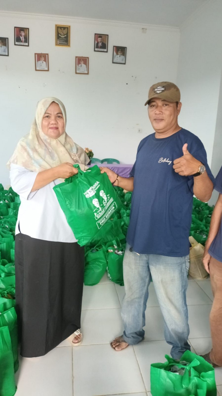 Pemberian Bantuan Bahan Makanan bagi Warga Kurang Mampu yang masuk dalam Data Social Security Number (SSN) Kelurahan Sempaja Utara