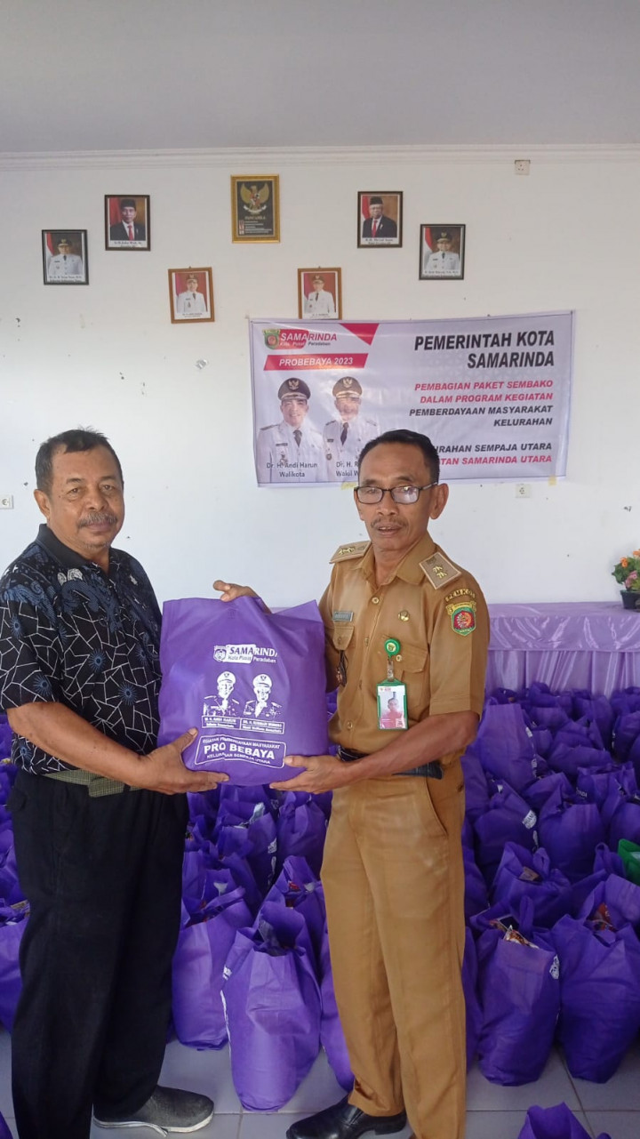 Pemberian Bantuan Bahan Makanan bagi Warga Kurang Mampu yang masuk dalam Data Social Security Number (SSN) Kelurahan Sempaja Utara