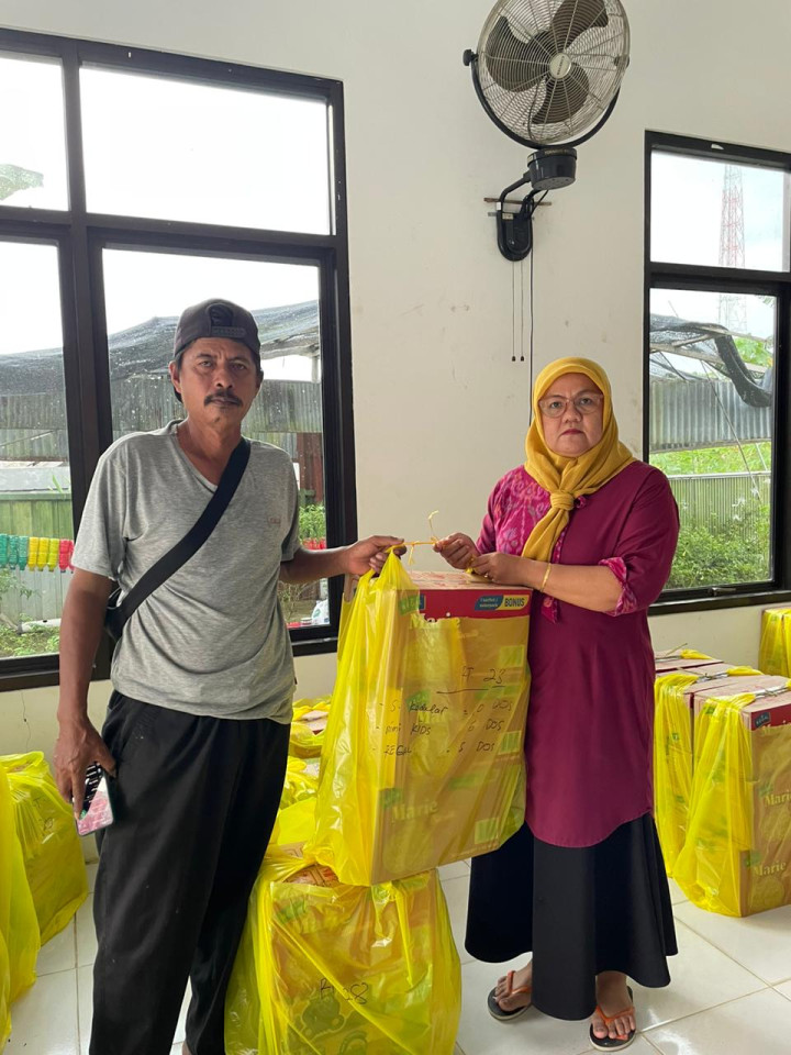 Penyerahan Makanan Tambahan Posyandu di RT.28 Bidang Pemberdayaan Masyarakat Tahun 2023