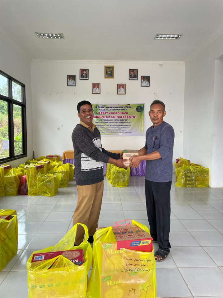 Penyerahan Makanan Tambahan Posyandu di RT.27 Bidang Pemberdayaan Masyarakat Tahun 2023