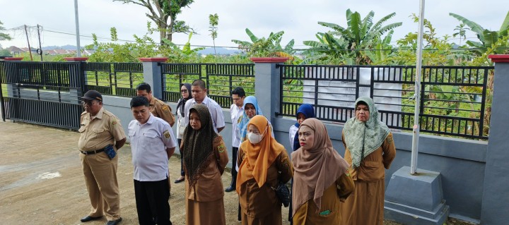 Kegiatan Apel Senin Pagi Jam 8:00 Pertempat Di Kelurahan Sempaja