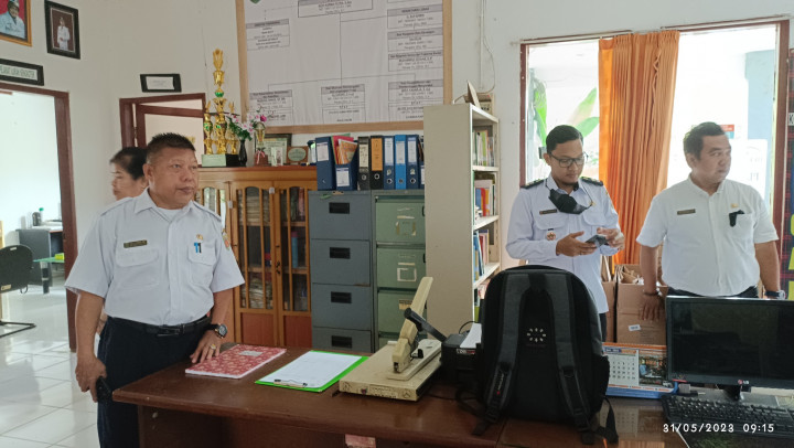 Peninjauan Klarifikasi Lapangan oleh Tim Penilaian Evaluasi Perkembangan Kelurahan ( EPKEL) di Kantor Kelurahan Sengkotek dari 5 Besar Lomba Kelurahan Tingkat Kota Samarinda Tahun 2023