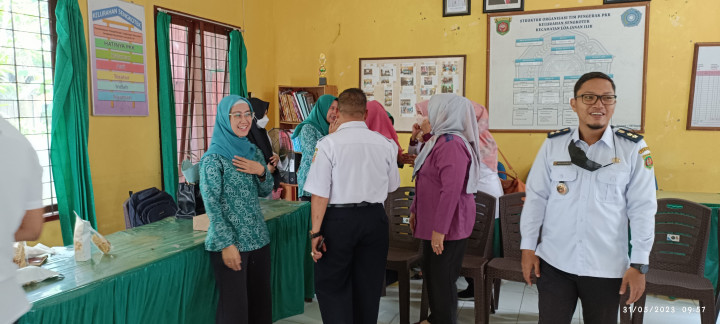 Peninjauan Klarifikasi Lapangan oleh Tim Penilaian Evaluasi Perkembangan Kelurahan ( EPKEL) di Kantor Kelurahan Sengkotek dari 5 Besar Lomba Kelurahan Tingkat Kota Samarinda Tahun 2023