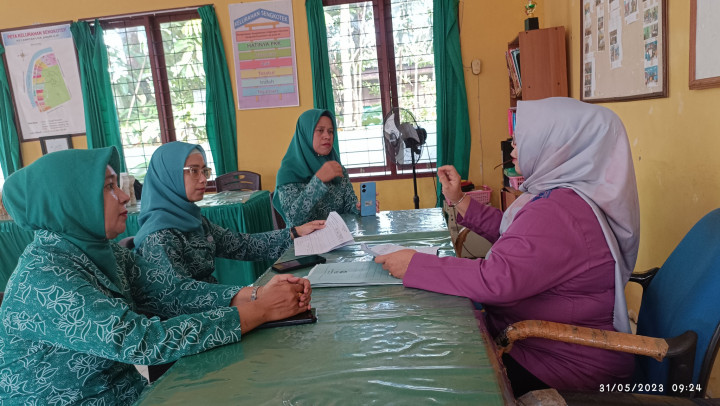 Peninjauan Klarifikasi Lapangan oleh Tim Penilaian Evaluasi Perkembangan Kelurahan ( EPKEL) di Kantor Kelurahan Sengkotek dari 5 Besar Lomba Kelurahan Tingkat Kota Samarinda Tahun 2023