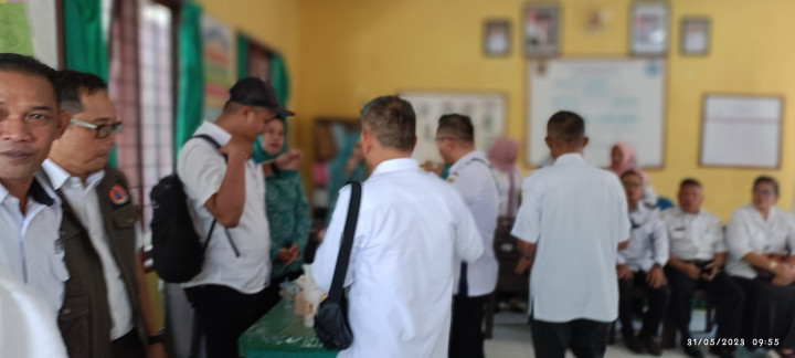 Peninjauan Klarifikasi Lapangan oleh Tim Penilaian Evaluasi Perkembangan Kelurahan ( EPKEL) di Kantor Kelurahan Sengkotek dari 5 Besar Lomba Kelurahan Tingkat Kota Samarinda Tahun 2023