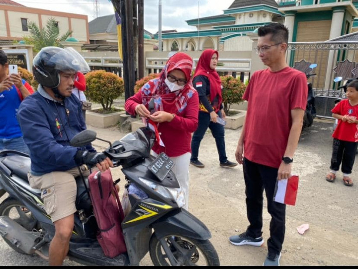 PEMBAGIAN BENDERA MERAH PUTIH