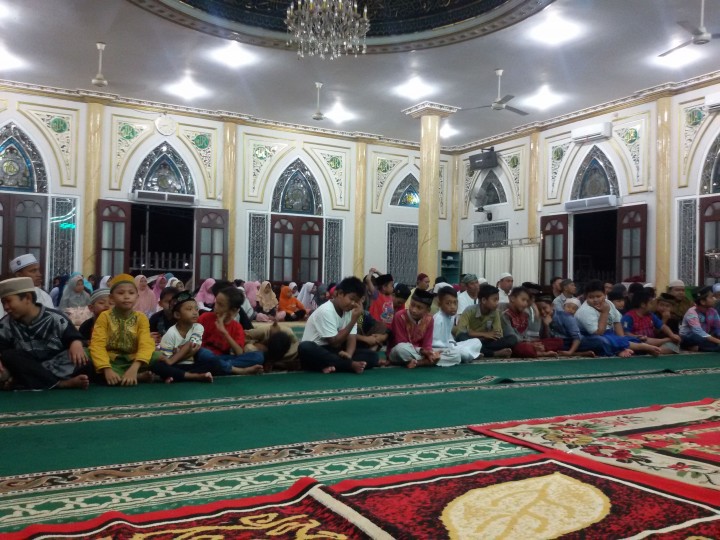 Menghadiri acara Peringatan Isra' Mi'raj Nabi Muhammad SAW pada tanggal, 15 April 2018 pada hari minggu di mesjid Jami Al-Khair.